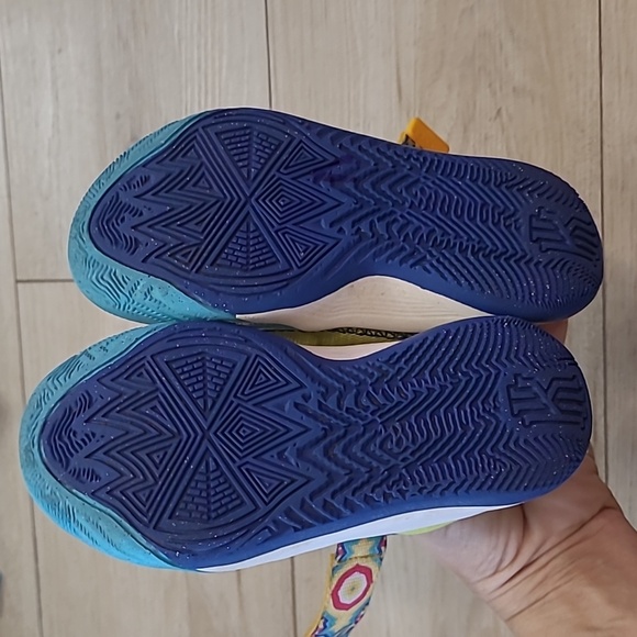 Nike Kids Kyrie Flytraps Sneakers in Yellow and Blue 10.5 C - Picture 10 of 10